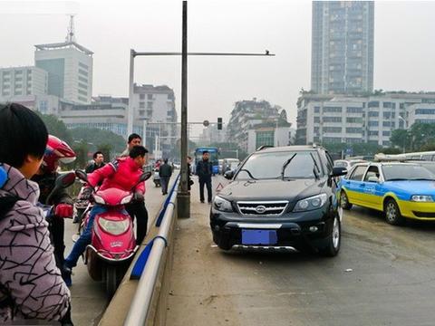 公路小坦克比亚迪S6追尾本田轿车，结果BYD车前轴却被撞断