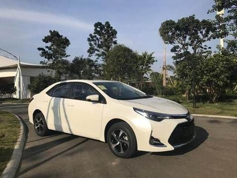 卡罗拉劲敌再降3万，比轩逸漂亮，低油耗仅10万，买朗逸后悔了