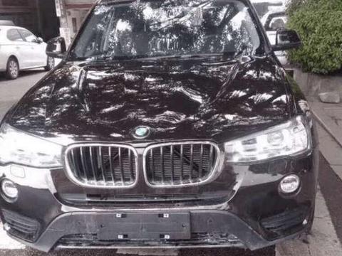 偶遇一台宝马X3运损车 内饰9成新 5折处理