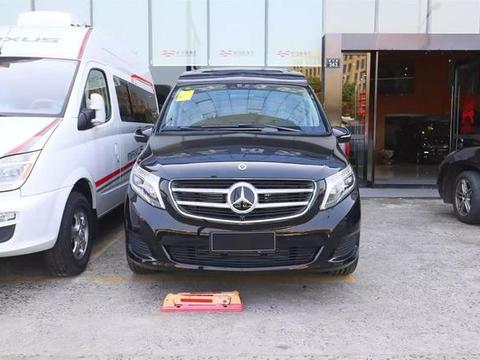 福建奔驰商务车压制丰田埃尔法的新招竟然是换了一套性感的内饰？