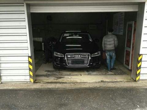 小伙子花86万买了一辆奥迪A8,经过简单的改装之后,内饰金光闪闪