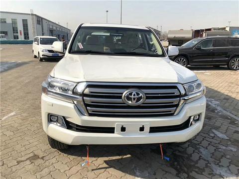 18款兰德酷路泽 充分满足了消费者对高端SUV内部空间的更高要求