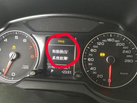 奥迪车主路上爆胎了，打开后备箱，直接愣住了！决定还是叫救援吧