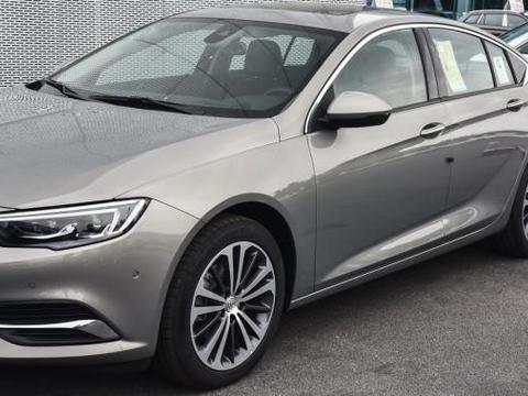 小伙放弃了凯美瑞，花17万多买了这款车，同学直言后悔买奔驰了