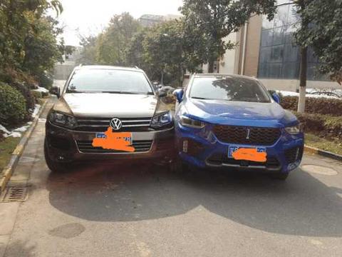 大众途锐与WEY VV5发生剐蹭 网友: 现在的国产车真厉害啊!