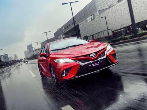 第八代凯美瑞——舞不停的黑天鹅