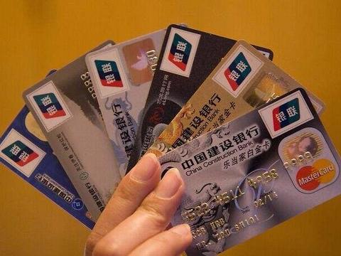 男子玩手机赌博欠下48万 办8张信用卡以卡养卡