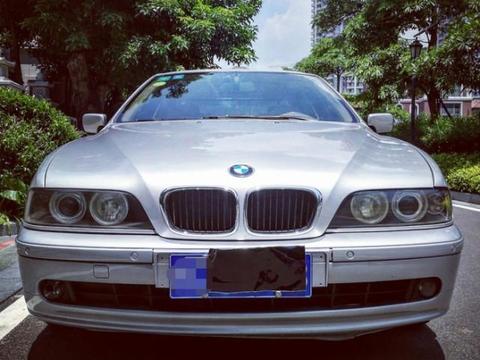 花2万买了辆宝马530i, 车主: 这车真好, 美女上车就喊热