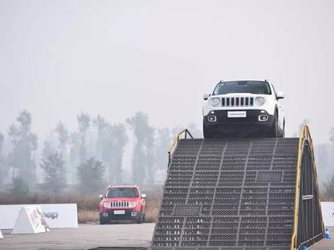 Jeep自由侠的“超驾趣赛道日”