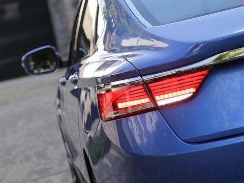 吉利又上狠货, 全液晶中控, 油耗1.5L, 卖10万你还买合资吗?