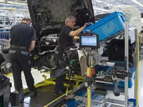 梅赛德斯-奔驰S级工厂传奇：自动行走