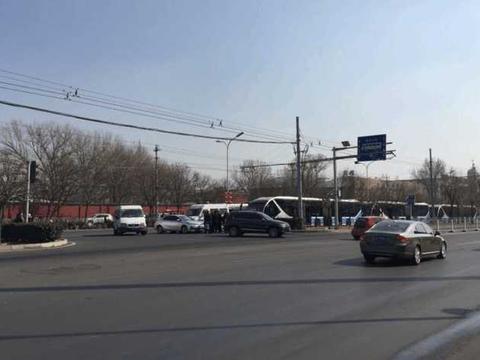 警车闯红灯与卡罗拉发生碰撞, 网友: 不错! 终于给日系车长脸了