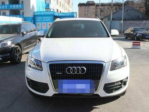 奥迪Q5半路爆胎, 车主好不容易找出备胎。