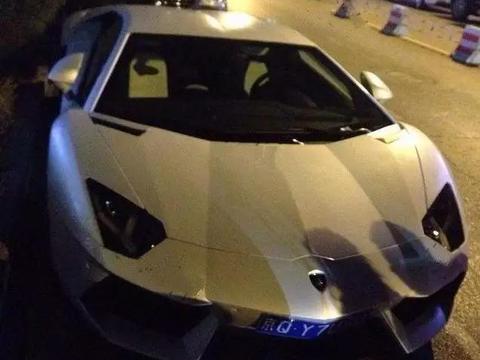 800万的兰博基尼，被贾乃亮卖掉筹钱，邓超接盘没几个月开腻