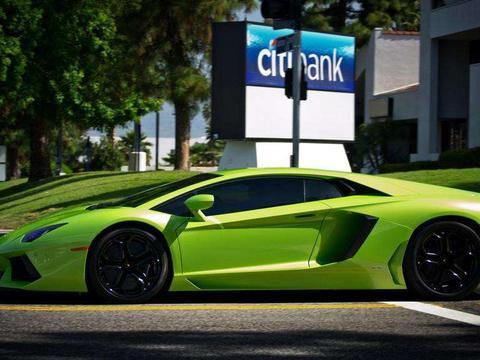 北汽的BJ系列车型，像北京BJ20和BJ40都是强调硬汉军事风的车型