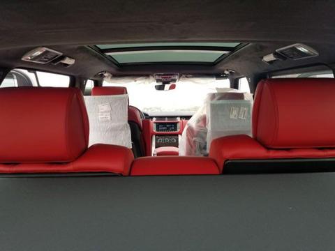 这样的设计使它无论是公路行驶还是野外山路都轻松自如，相当彪悍