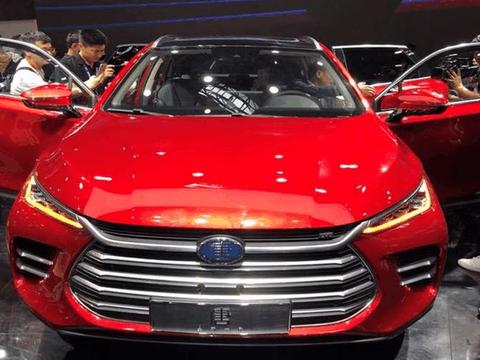 比亚迪唐二代来了,帅到掉渣,小姐姐现场演示如何用中控屏“吃鸡”