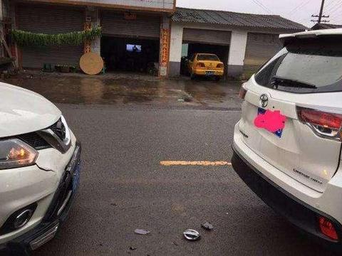 丰田汉兰达马路被日产逍客追尾，挪车后，两车形成了鲜明的对比