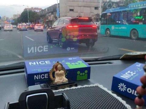 偶遇正式上路的比亚迪唐二代，这贯穿式尾灯比奔驰还有档次售15万