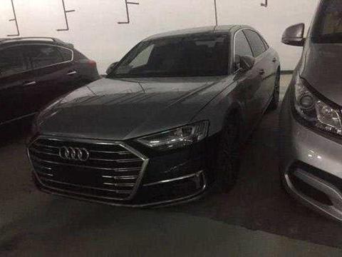 停车场发现18款奥迪A8L顶配，这内饰科技感超强，奔驰S级怎么比