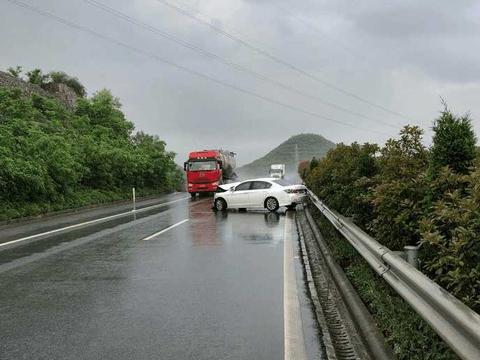 雅阁时速100km/h撞上护栏 网友: 谁还说日系车的安全性能不行?