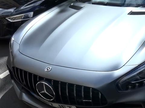 8百万兰博基尼都停车入位，这2台跑车却直接停酒店门口！