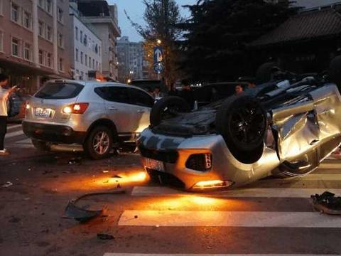 WEY VV5被逍客侧面碰撞导致翻车 网友: 这一翻值得了!