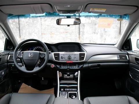 价格差不多，买低配的雅阁还是买高配的思域？老司机告诉你