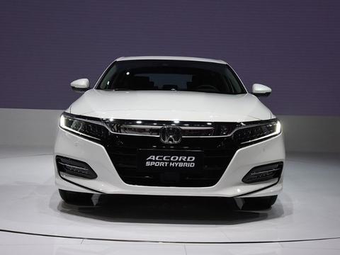 预算17万买家用中型车，18款雅阁是首选，油耗仅6L空间大配置全