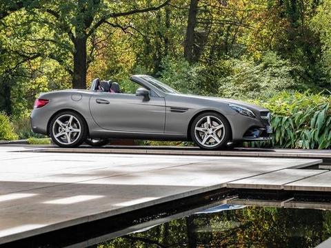 销魂又拉风，它的出现，证明敞篷跑车不是有钱人的玩物