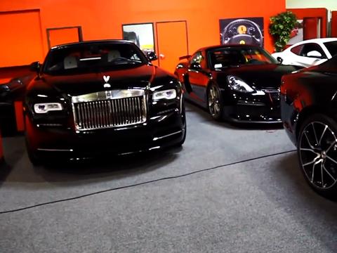 土豪车库里的2台轿车，一台是劳斯莱斯，另一台能买2台宾利