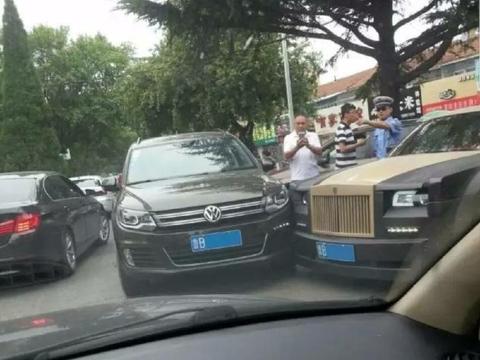 青岛一途观撞上“劳斯莱斯幻影”，车主吓坏了，交警：幻影全责！