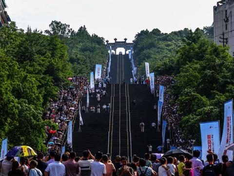 素车挑战60度望天坡 哈弗H9征服长江第一梯