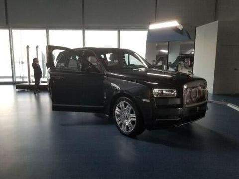 劳斯莱斯库里南正式到店, 后备箱配真皮座椅, 还可以钓鱼