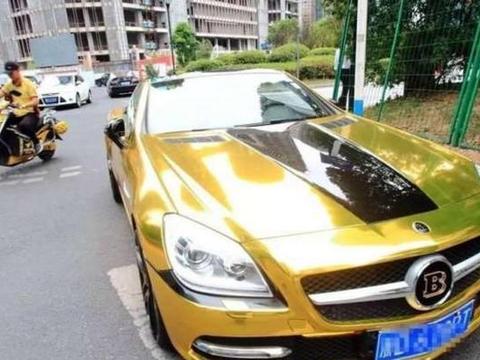 本以为是一辆黄金版宾利跑车，却没想到是一辆奔驰改装车！