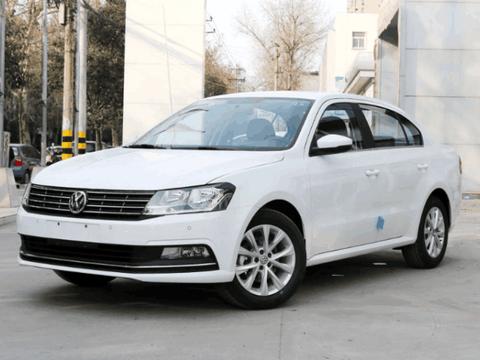 大众朗逸等红绿灯被大货车追尾 网友: 说好的皮实耐撞呢?