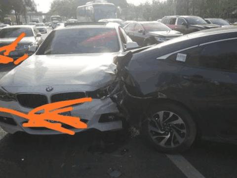 本田思域被宝马追尾 车主: 轻轻一撞整个后备箱就没了