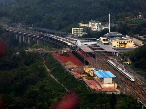 中国最奇葩火车站：建在荒郊野岭，离最近县城100公里！