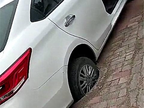 20万本田雅阁车轮陷窨井盖内，女司机不求救，反而拍照发朋友圈！