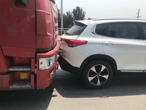 奇瑞瑞虎7被大货车追尾 网友: 瑞虎7这么耐撞为什么没人买呢?