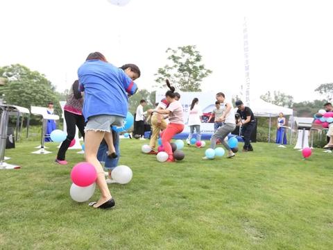 大型趴体现场，就为了喜提新车？