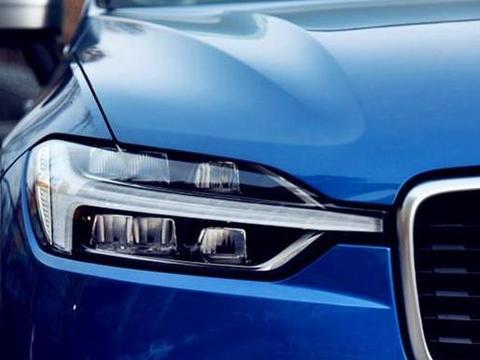 车长4米7, 轴距接近2米9, 标配全景天窗, 2.0T就有254匹马力!