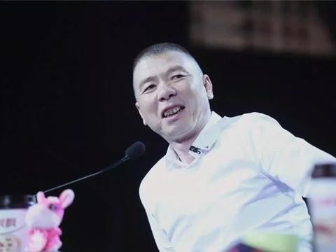 冯小刚开什么车？看完才知道他太有钱！这辆车能买别墅！