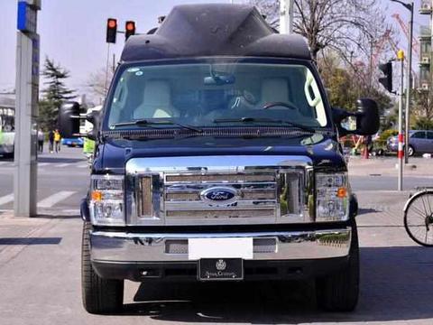 加价三十万买个埃尔法，不如买这款比迈巴赫还舒坦的V8超级房车