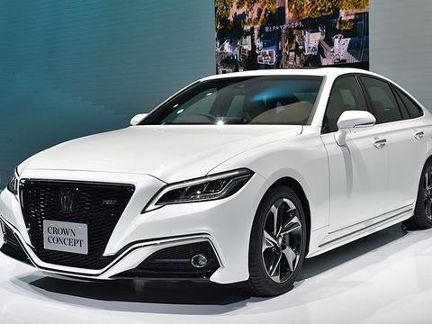 全新一代皇冠实车：大龅牙配四个排气孔，前置后驱彻底走运动风格