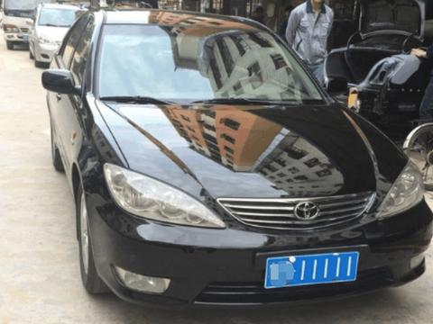 2万买辆丰田凯美瑞, 网友: 车子值2万, 车牌得200万吧?