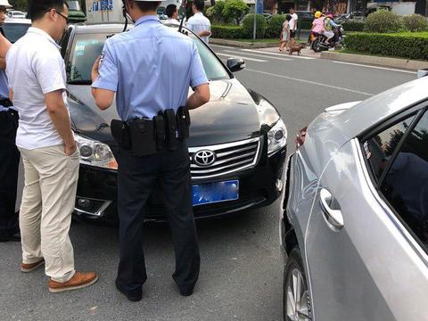 丰田凯美瑞追尾丰田卡罗拉, 卡罗拉车主气得想卖车!