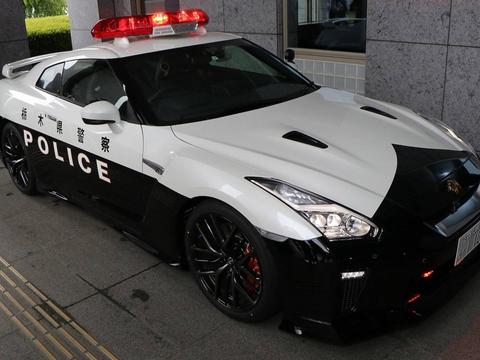 让犯罪无处遁形，日本配顶级超跑当警车，兰博基尼真不是对手