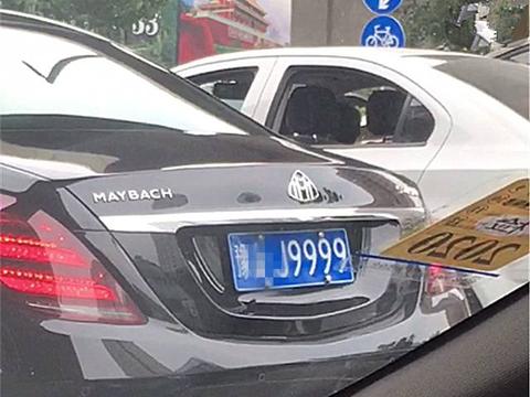 河南偶遇一辆140万迈巴赫，看到车牌时，立马变道离远点！