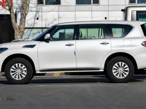 堪称为路霸上市后狂降80多万，后排空间很大，躺两个人都不挤